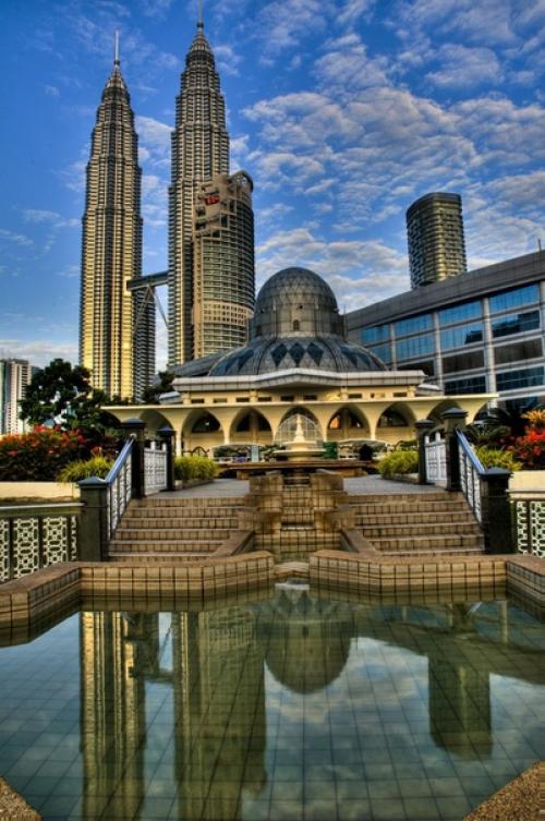 Башни - близнецы в куала-лумпуре являются непревзойденным образцом современной архитектуры и строительства. 01