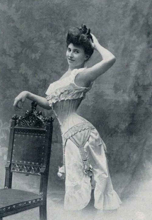 Первые корсеты еще в древней Греции появились. 01