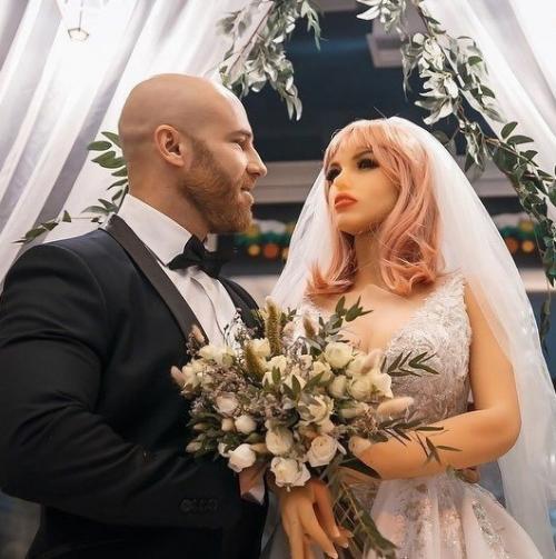 Бодибилдер из Казахстана бросил свою жену - куклу ради пепельницы. 01