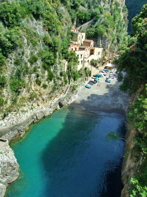 Фуроре - живописный городок спрятавшийся в заливе. 06