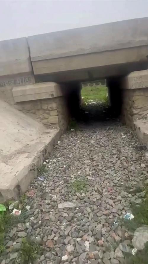 В Барнауле Семёрка ушла от ДПС через щель, куда патрульная машина просто не влезла. 02