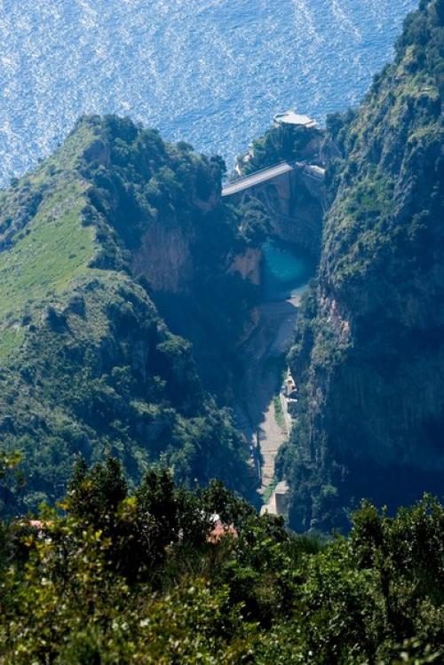 Фуроре - живописный городок спрятавшийся в заливе.