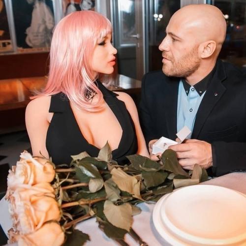 Бодибилдер из Казахстана бросил свою жену - куклу ради пепельницы. 02