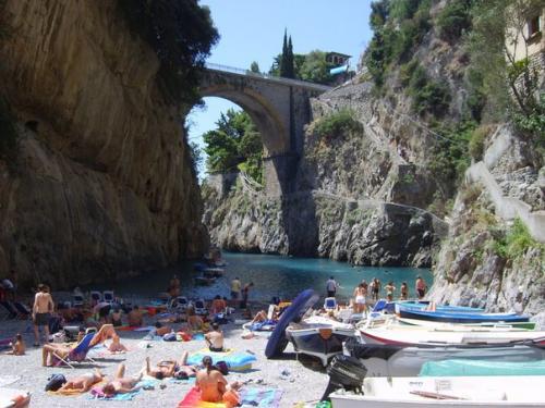 Фуроре - живописный городок спрятавшийся в заливе. 09