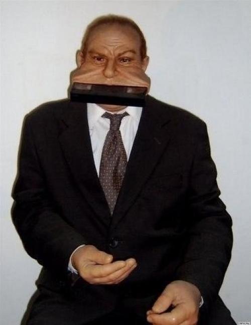 Американец из штата аризона, не долго думая, удалил все свои имеющиеся зубы, чтобы вставить в рот видеокассету.  