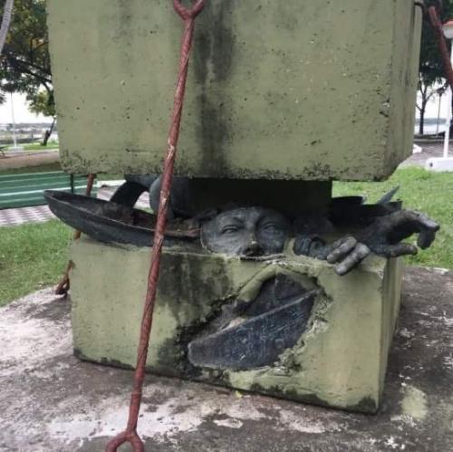 Это памятник диктатуре Альфредо стресснера, который с 1954 по 1989 годы восемь раз Переизбирался президентом республики Парагвай.