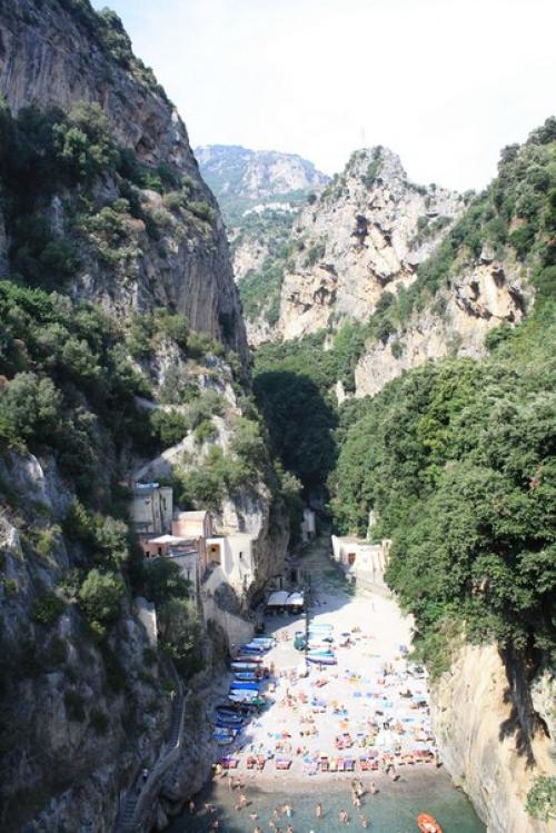 Фуроре - живописный городок спрятавшийся в заливе. 01