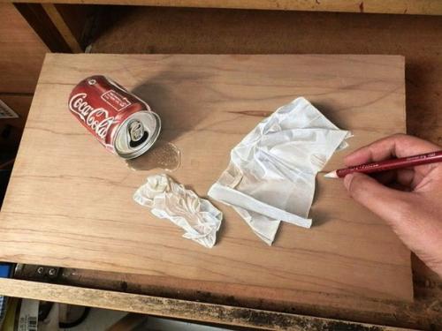 Художник - самоучка создает гиперреалистичные картины на дереве.