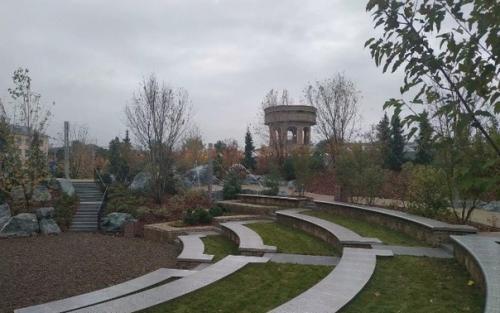 В Кемерове в память о погибших в Зимней Вишне построили парк под названием парк ангелов. 01