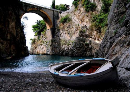 Фуроре - живописный городок спрятавшийся в заливе. 03