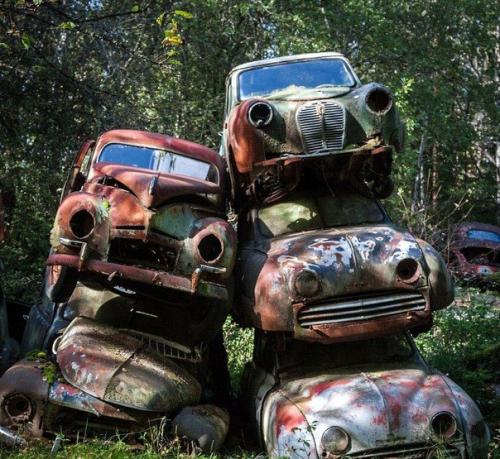 В лесах на юге Швеции находится удивительное место - кладбище автомобилей ушедшей эпохи. 03