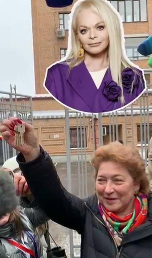 Точка в деле о квартире Ларисы долиной: ключи переданы новой владелице.

