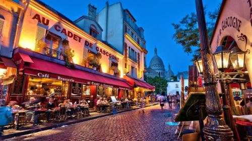 Никакой планировки.  Все неожиданно: площади бесформенны, улицы извиваются вокруг собственной оси и приводят вас обратно - туда, откуда вы вышли.