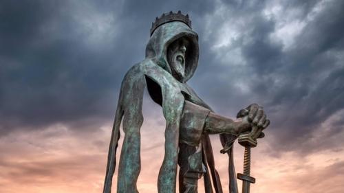 Бронзовая скульптура короля Артура высотой 8 футов с видом на атлантический океан. 03