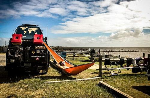 Американец продал дом и поехал путешествовать в фургоне. 01