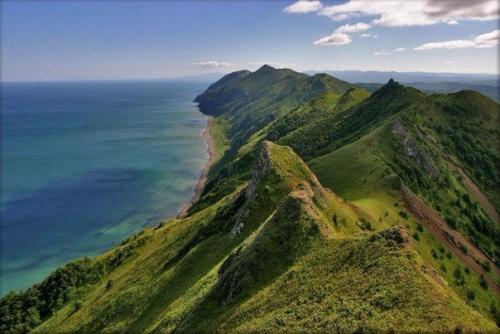 Сахалин - крупнейший остров России.  