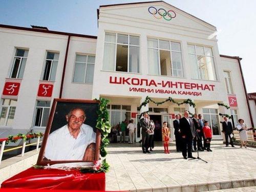 Просто учитель.  Физрук жизнь за своих учеников отдал.