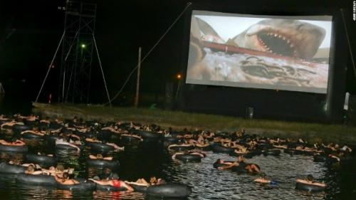 В техасе уже несколько лет проходит ивент Jaws on the Water - ночной показ фильма Челюсти прямо на озере. 01