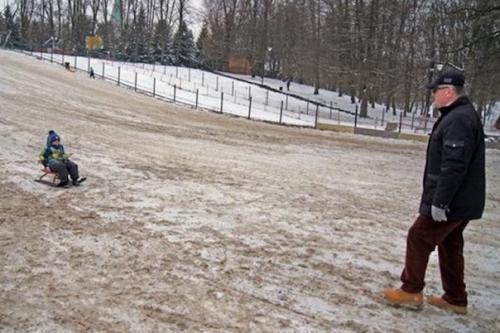 В калининградском парке засыпали песком бесплатную Горку, чтобы дети катались на платной.