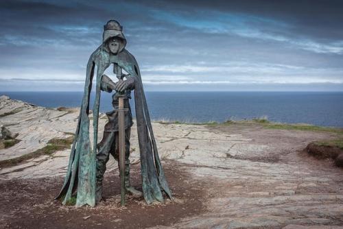 Бронзовая скульптура короля Артура высотой 8 футов с видом на атлантический океан. 02