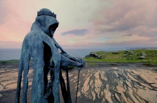 Бронзовая скульптура короля Артура высотой 8 футов с видом на атлантический океан. 04