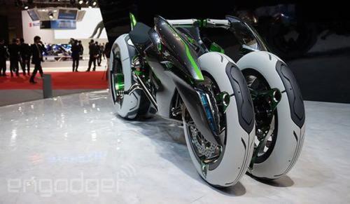 Компания Kawasaki трехколесную концепцию трансформирующего электротранспорта представила. 02