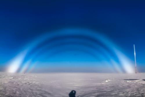 Существует бесцветная радуга, которая появляется при определенных обстоятельствах. 

