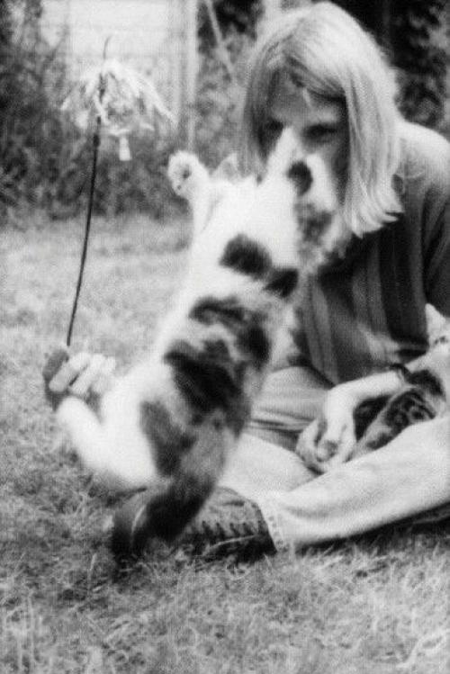 Редкие архивные кадры: Курт кобейн в домашней обстановке, играющий с кошкой. 03