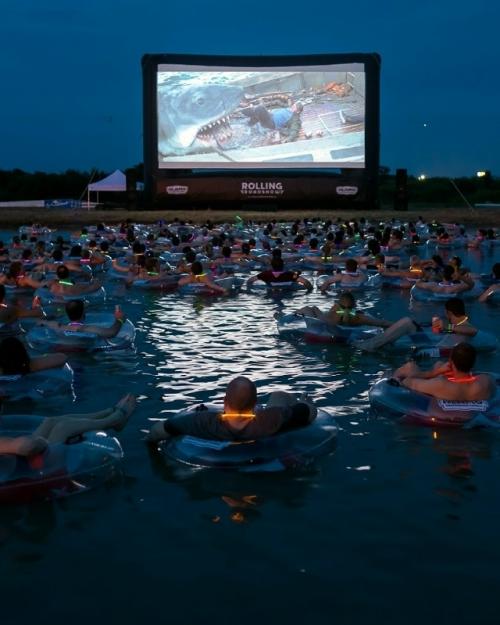 В техасе уже несколько лет проходит ивент Jaws on the Water - ночной показ фильма 