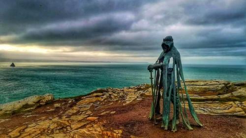 Бронзовая скульптура короля Артура высотой 8 футов с видом на атлантический океан. 01