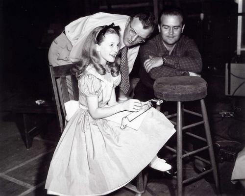 Старинные фотографии показывают, как диснеевские аниматоры рисовали Алису в Стране Чудес. 08