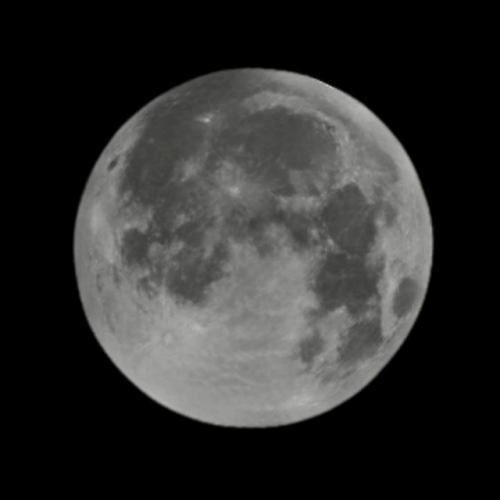 Жители всех регионов страны наблюдали суперлуние - луна оказалась на 13% больше и на 25% ярче обычного. 01