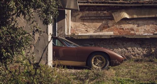 Утраченное сокровище: редчайшую Lamborghini Miura 1972 года нашли за амбарной стеной в Италии.
