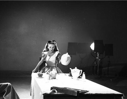 Старинные фотографии показывают, как диснеевские аниматоры рисовали Алису в Стране Чудес. 04