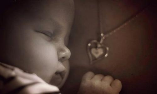 Почему важно приложить малыша к груди после родов?