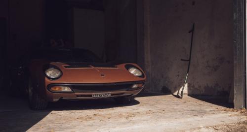 Утраченное сокровище: редчайшую Lamborghini Miura 1972 года нашли за амбарной стеной в Италии. 01
