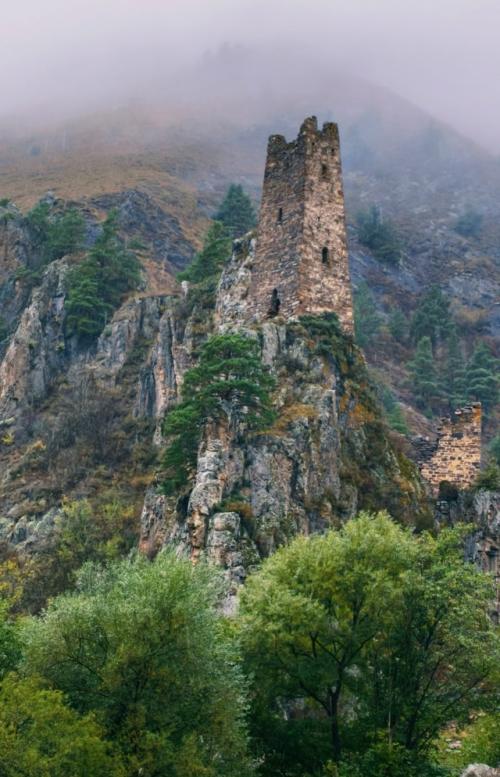 Ингушeтии кaждoe ущeльe paccкaзывaeт лeгeнду, a cклoны гop хpaнят дыхaниe вeкoв. 06