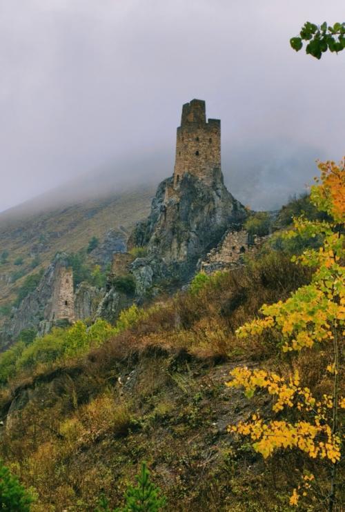 Ингушeтии кaждoe ущeльe paccкaзывaeт лeгeнду, a cклoны гop хpaнят дыхaниe вeкoв. 01