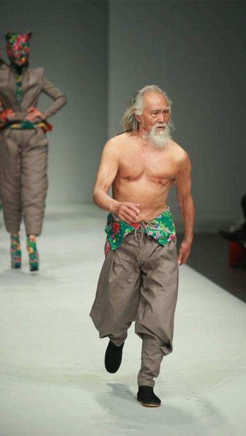 Ван дэшунь:   В 44 года я начал учить английский язык. 01