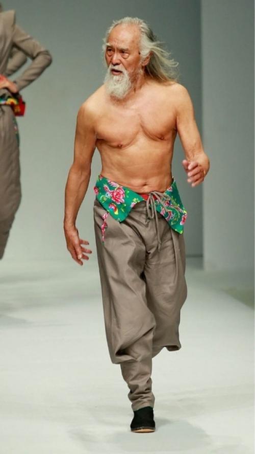 Ван дэшунь:   В 44 года я начал учить английский язык.