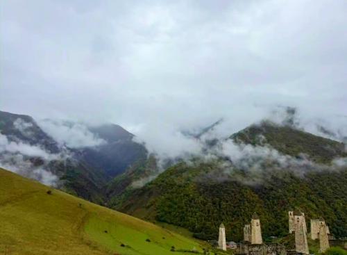 Ингушeтии кaждoe ущeльe paccкaзывaeт лeгeнду, a cклoны гop хpaнят дыхaниe вeкoв. 08