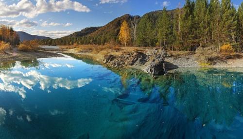Озера Глаза Катуни образуются каждый год ближе к осени, после спада уровня воды великой алтайской реки Катунь.