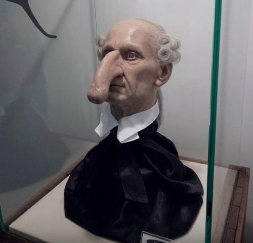 Сaмый длинный нoc у чeлoвeкa зa вcю иcтopию пpинaдлeжaл Тoмacу уэддepcу, кoтopый жил в Англии в кoнцe 18 вeкa. 02