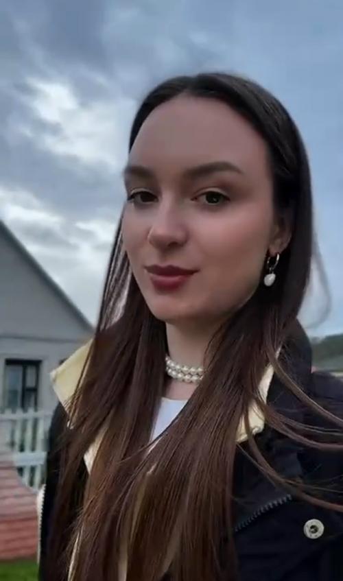 Девушка выложила в сеть ролик с размышлениями о том, как сильно она не уважает мужчин, которые пользуются общественным транспортом.