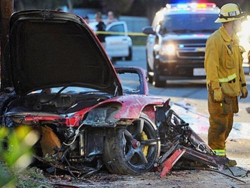 Прошло ровно 9 лет со дня смертельной аварии, в которой погиб звезда Форсажа пол уокер. 03