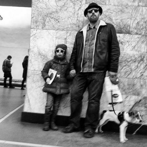 Живые, искрeнние фотографии получаются, когда люди не знают, что на них обращён объектив. 02