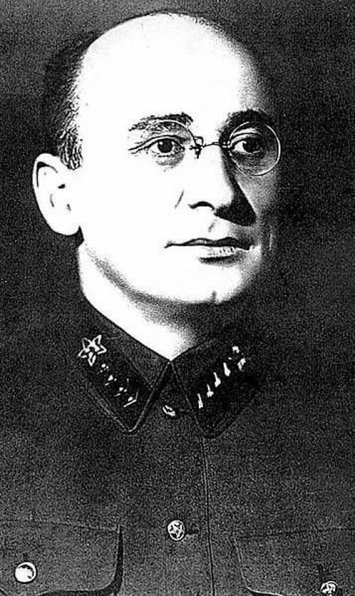 В пятом томе большой советской энциклопедии вышла хвалебная статья о Берии с его портретом. 01