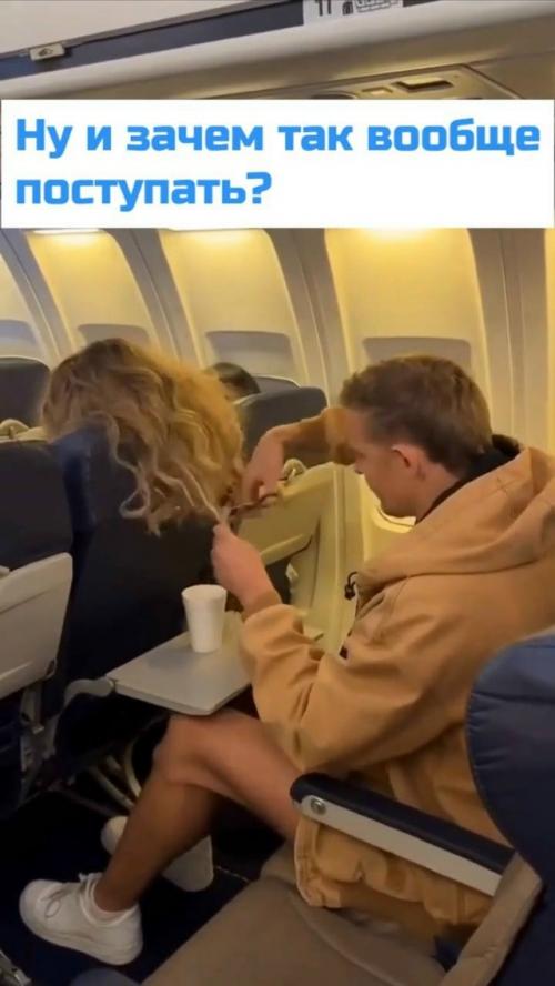 В интернете активно обсуждают видео, на котором молодой человек стрижёт прядь волос, оставленную девушкой на его кресле. 01