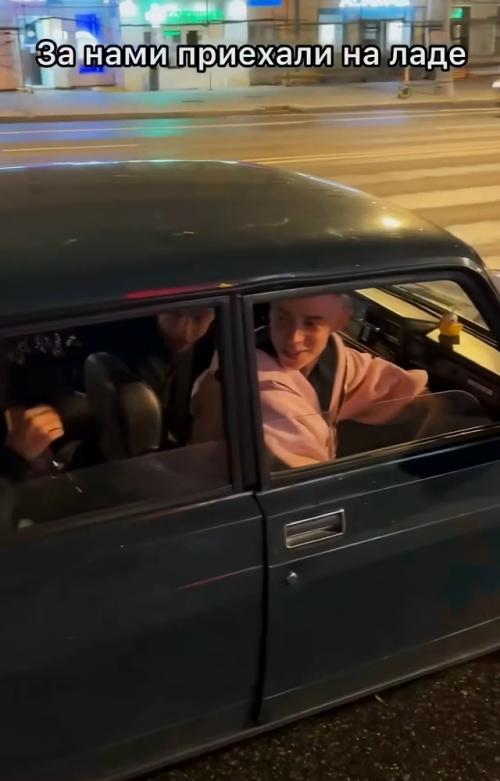 Девки думали, что сейчас подъедет лакшери мерс, стёкла в хлам, салон в алькантаре и пацан в рубашке нараспашку.  