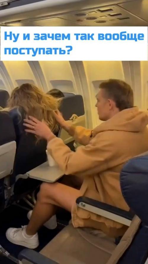 В интернете активно обсуждают видео, на котором молодой человек стрижёт прядь волос, оставленную девушкой на его кресле.